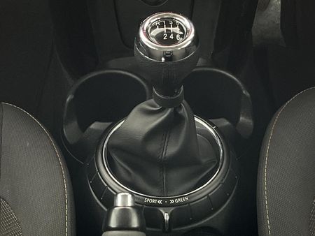 2015-MINI-Hatch-One-12T-5-dr_10
