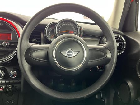 2015-MINI-Hatch-One-12T-5-dr_12