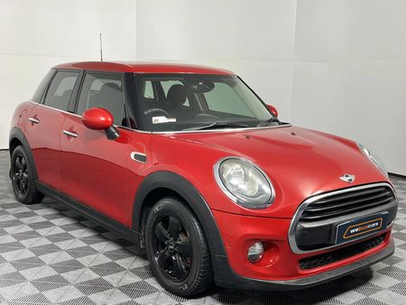 2015-MINI-Hatch-One-12T-5-dr_16