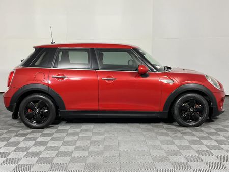 2015-MINI-Hatch-One-12T-5-dr_17