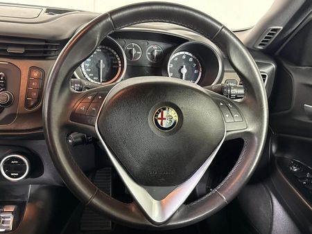 2015-Alfa-Romeo-Giulietta-14T-Distinctive-Auto_11