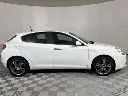 2015-Alfa-Romeo-Giulietta-14T-Distinctive-Auto_15