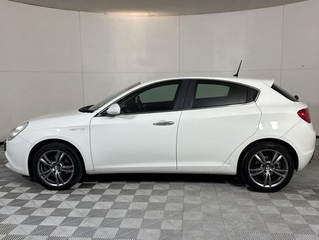 2015-Alfa-Romeo-Giulietta-14T-Distinctive-Auto_17