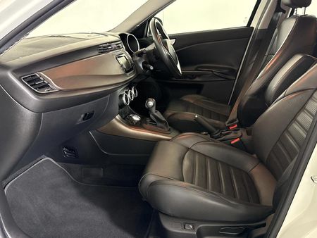 2015-Alfa-Romeo-Giulietta-14T-Distinctive-Auto_8
