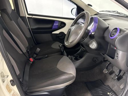2013-Peugeot-107-Urban_9