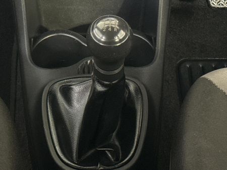 2013-Peugeot-107-Urban_10