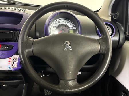 2013-Peugeot-107-Urban_11