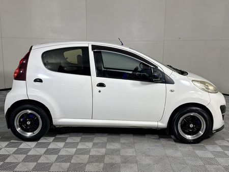 2013-Peugeot-107-Urban_15