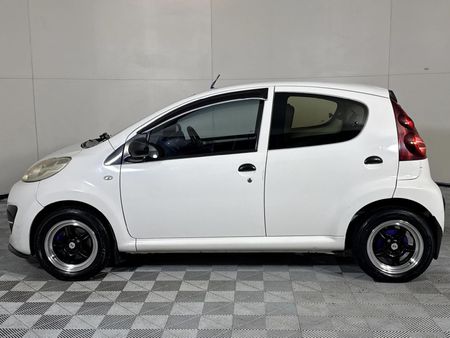 2013-Peugeot-107-Urban_17