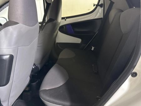 2013-Peugeot-107-Urban_3