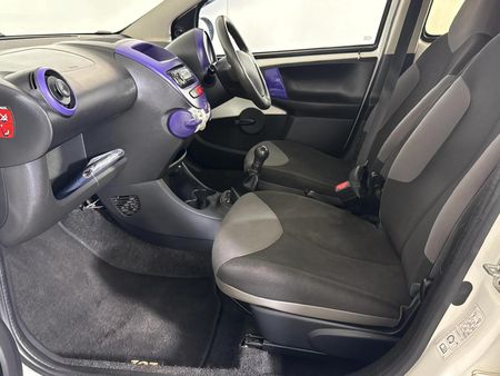 2013-Peugeot-107-Urban_8