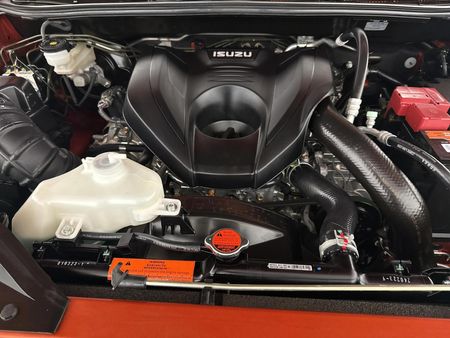2024-Isuzu-D-Max-30-TD-AT35-4x4-Auto-Double-Cab_14