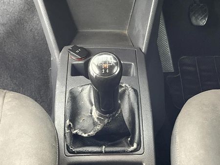 2011-Volkswagen-Polo-Vivo-14-5-dr_10