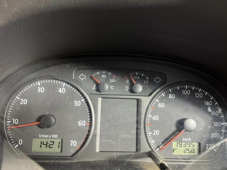 2011-Volkswagen-Polo-Vivo-14-5-dr_2
