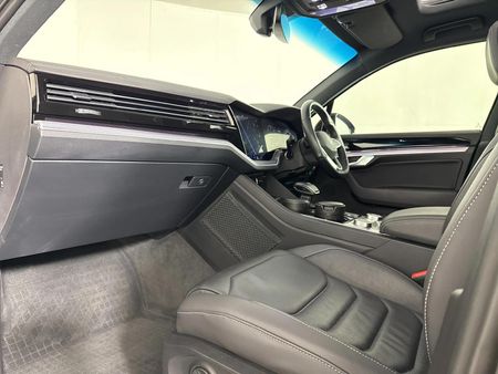 2023-Volkswagen-Touareg-30-TDI-V6-Executive_8