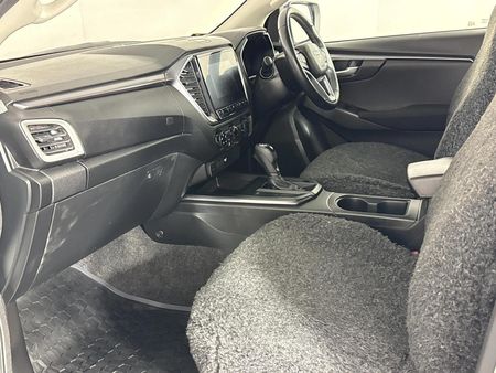 2022-Isuzu-D-Max-19-DDI-HR-LS-Auto-Double-Cab_8