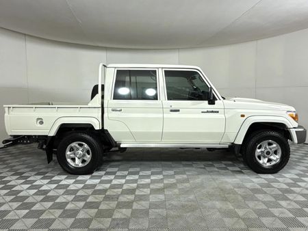2023-Toyota-Land-Cruiser-79-40-Double-Cab_17
