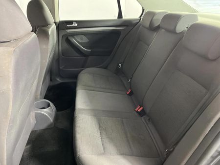 2009-Volkswagen-Jetta-20-Trendline_2