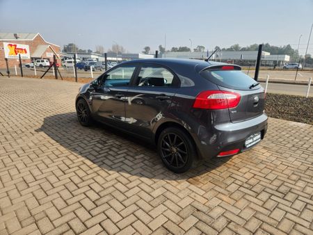 2014-Kia-Rio-14-Tec-5-dr_5