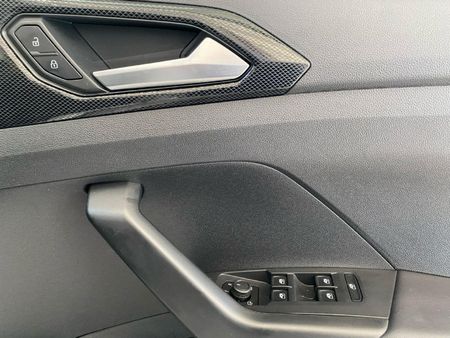 2025-Volkswagen-T-Cross-10-TSI-Life-Auto_11