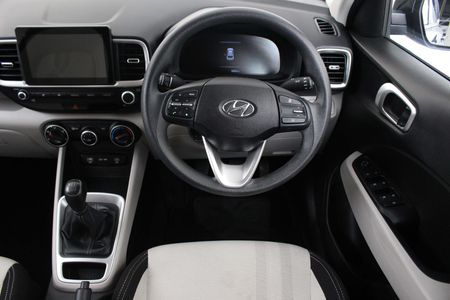 2023-Hyundai-Venue-12-Motion_5
