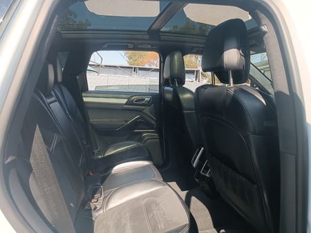 2017-Porsche-Cayenne-GTS-Auto_10