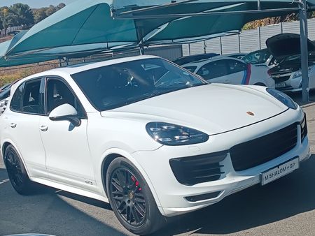 2017-Porsche-Cayenne-GTS-Auto_1
