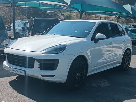 2017-Porsche-Cayenne-GTS-Auto_2