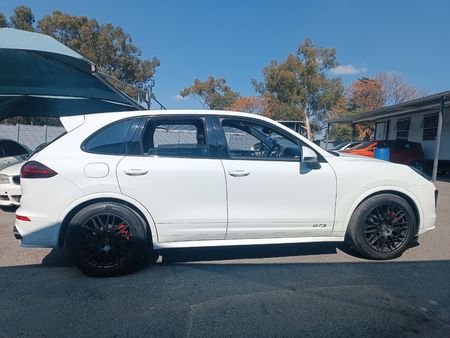 2017-Porsche-Cayenne-GTS-Auto_3
