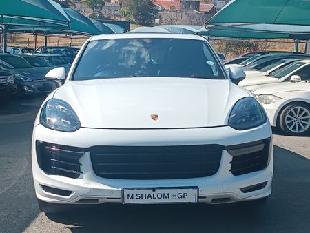 2017-Porsche-Cayenne-GTS-Auto_4