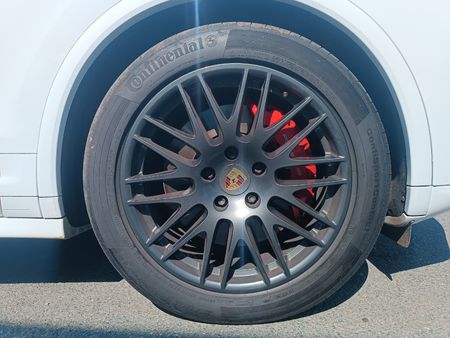 2017-Porsche-Cayenne-GTS-Auto_8