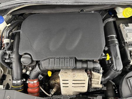2016-Citroen-C4-Cactus-12T-PureTech-Shine-81kW_13