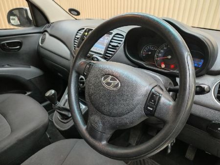 2016-Hyundai-i10-11-GLS-Motion_9