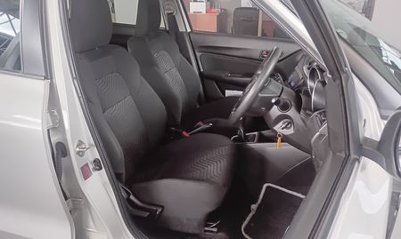 2024-Suzuki-Swift-12-GL_10
