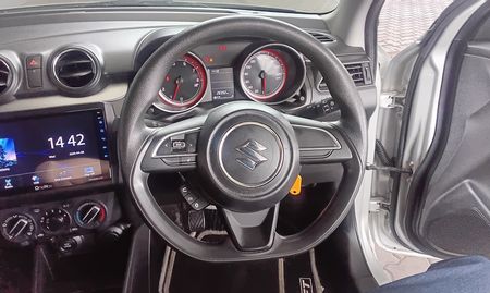 2024-Suzuki-Swift-12-GL_14