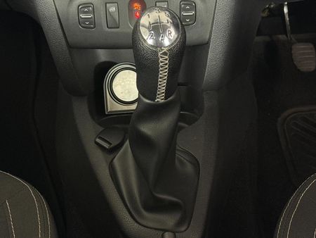 2015-Renault-Sandero-900T-Dynamique_9