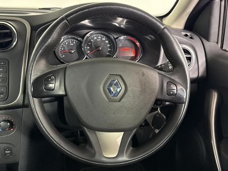 2015-Renault-Sandero-900T-Dynamique_10