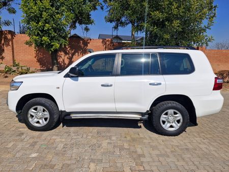 2018-Toyota-Land-Cruiser-200-45-D-V8-GX-Auto_2