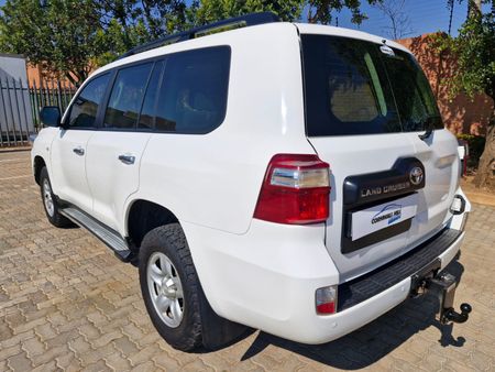 2018-Toyota-Land-Cruiser-200-45-D-V8-GX-Auto_3