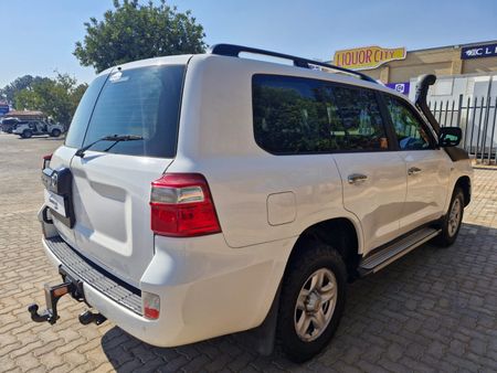 2018-Toyota-Land-Cruiser-200-45-D-V8-GX-Auto_5