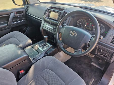 2018-Toyota-Land-Cruiser-200-45-D-V8-GX-Auto_7