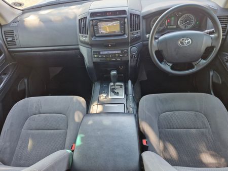2018-Toyota-Land-Cruiser-200-45-D-V8-GX-Auto_8