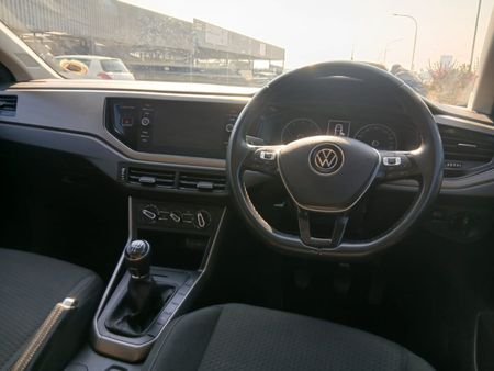 2022-Volkswagen-Polo-10-TSI_11
