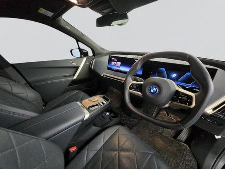 2022-BMW-iX-xDrive40_10