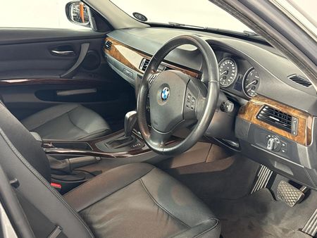 2010-BMW-3-Series-323i-Innovation-Auto_9