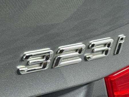 2010-BMW-3-Series-323i-Innovation-Auto_11