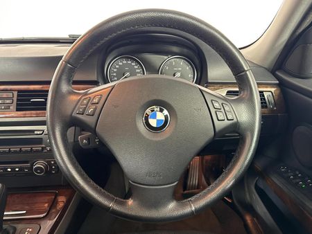 2010-BMW-3-Series-323i-Innovation-Auto_12