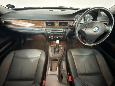 2010-BMW-3-Series-323i-Innovation-Auto_1