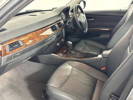 2010-BMW-3-Series-323i-Innovation-Auto_8