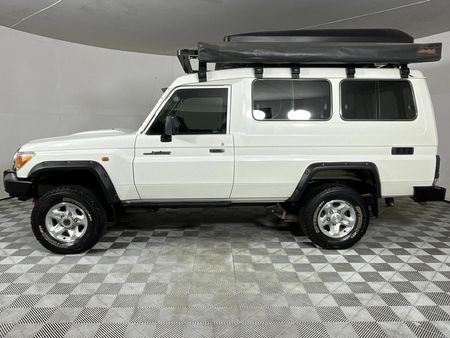 2022-Toyota-Land-Cruiser-78-42-D-Station-Wagon_14